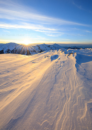 Windlinien im Schnee, Sonnenuntergang
