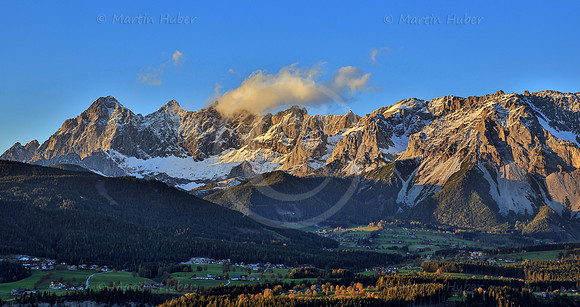 Die herbstliche Ramsau und das Dachsteinmassiv