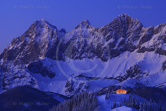 Die Hochwurzenhütte vor dem Dachstein