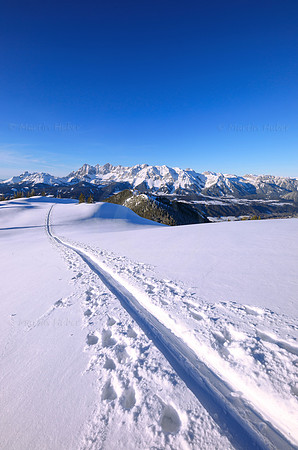 Skitour, Spur mit Blick zum Dachstein