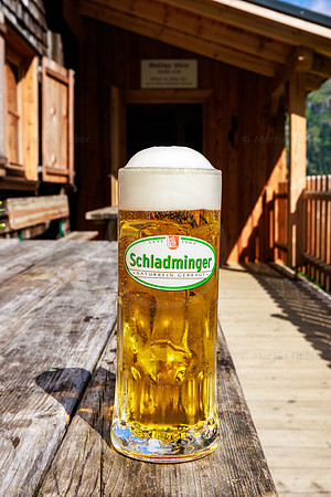 Schladminger Bier auf der Terrasse der Gollinghütte