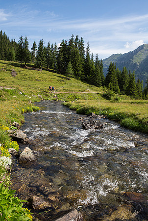 Zwei Wanderer am Obertalbach