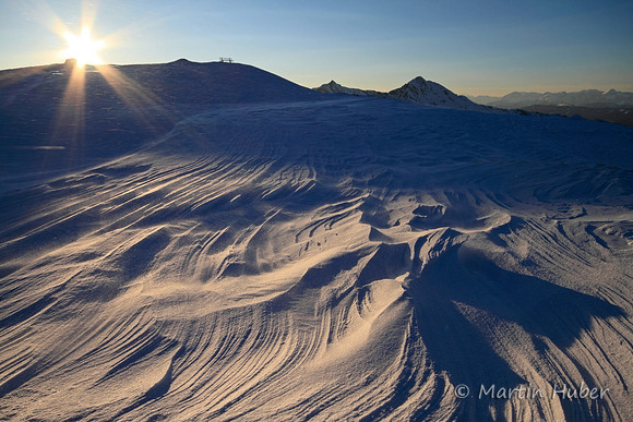 Windlinien im Schnee auf der Guschen