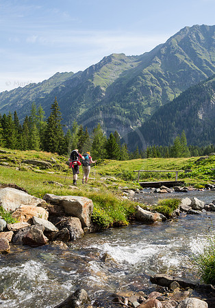 Zwei Wanderer am Obertalbach