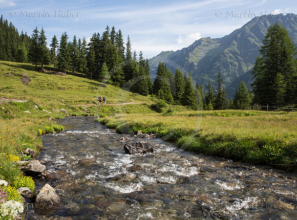 Zwei Wanderer am Obertalbach