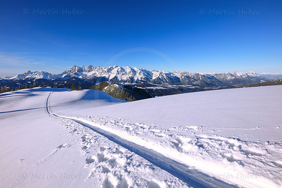 Skitour, Spur mit Blick zum Dachstein