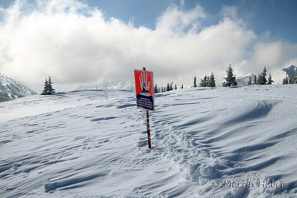 Lawinenwarnung inmitten von Schneeverwehungen