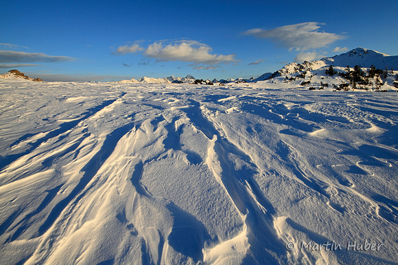 Windlinien im Schnee auf der Guschen