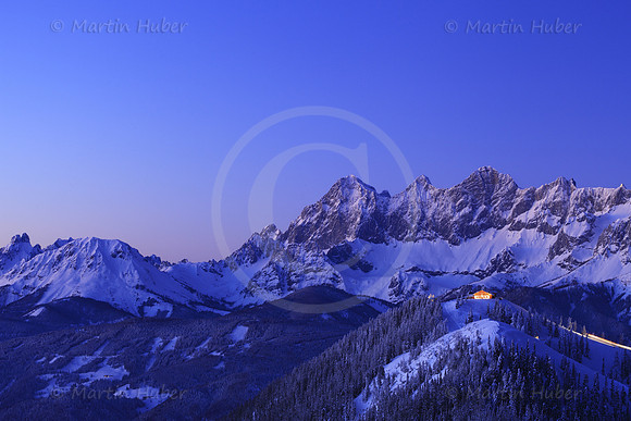 Die Hochwurzenhütte vor dem Dachstein