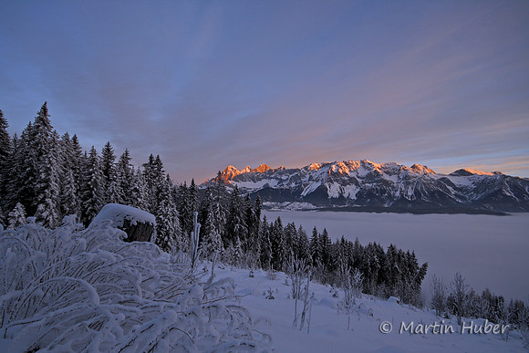Morgensonne beleuchtet das Dachsteinmassiv II