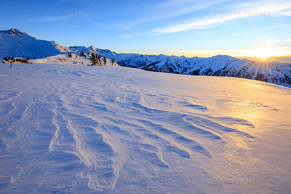Windlinien im Schnee, Sonnenuntergang