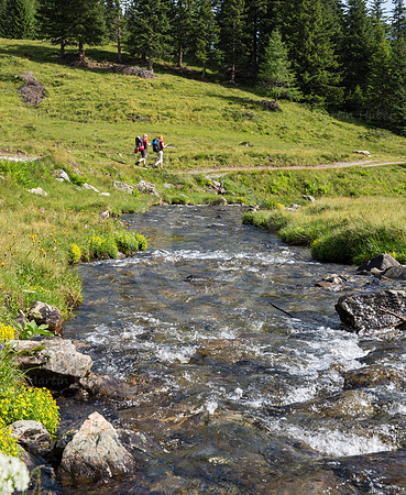 Zwei Wanderer am Obertalbach