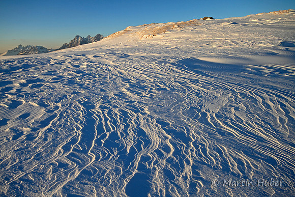 Windlinien im Schnee auf der Guschen