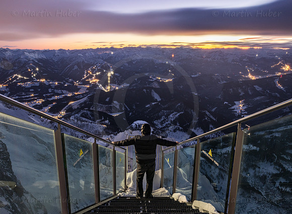 Treppe ins Nichts bei Nacht