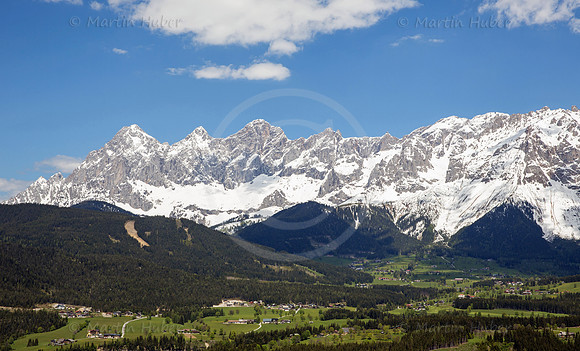 Ramsau und das Dachsteingebirge im Fruehling