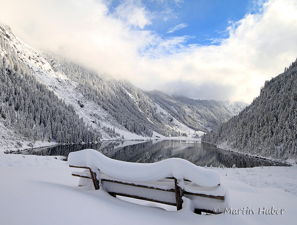 Das Bankerl am Riesachsee im Neuschnee