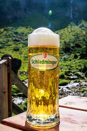 Schladminger Bier auf der Terrasse der Gollinghütte