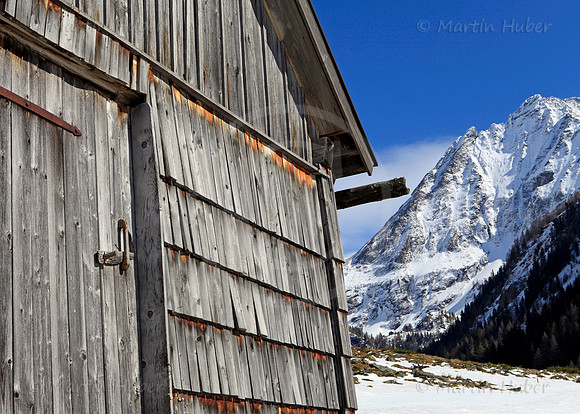 Stalltür der Kerschbaumer-Alm mit Blick Richtung Waldhorn