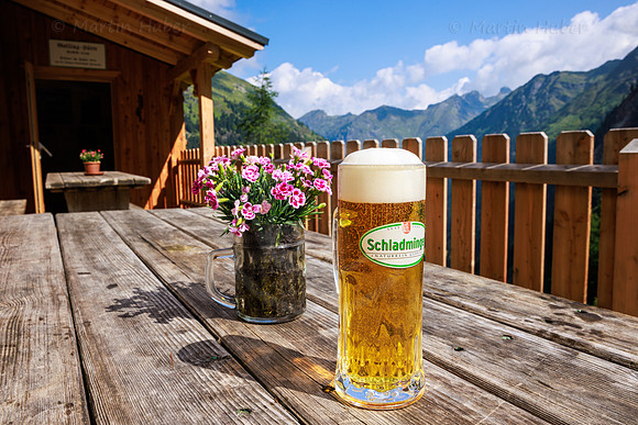 Schladminger Bier auf der Terrasse der Gollinghütte