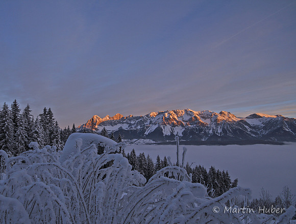 Morgensonne beleuchtet das Dachsteinmassiv I