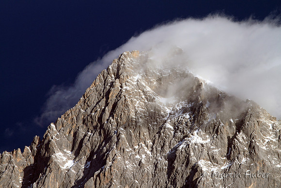 Föhnwolken jagen um den Torstein-Gipfel